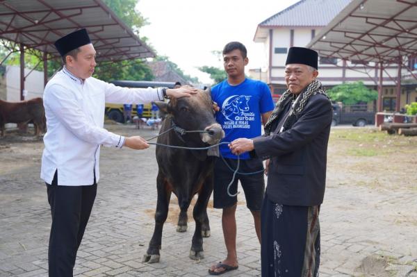 Polres Bojonegoro Salurkan 22 Sapi dan 40 Kambing Kurban untuk Masyarakat