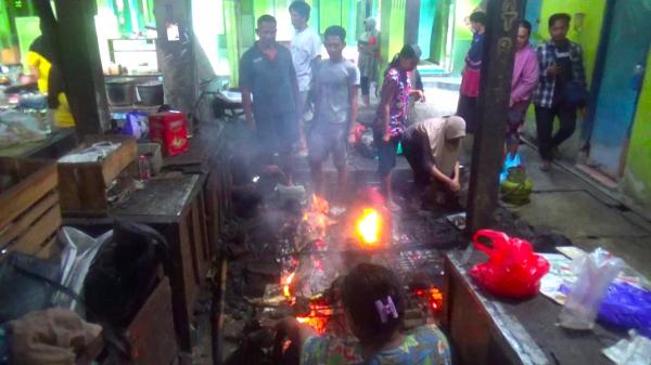 Berkah Idul Adha, Jasa Bakar Kepala dan Kaki Hewan Kurban di Pasar Kota Bojonegoro Diserbu Warga