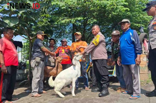 Berkah Iduladha, Tukang Becak Bahagia Dapat Hewan Kurban dari Polsek Jombang