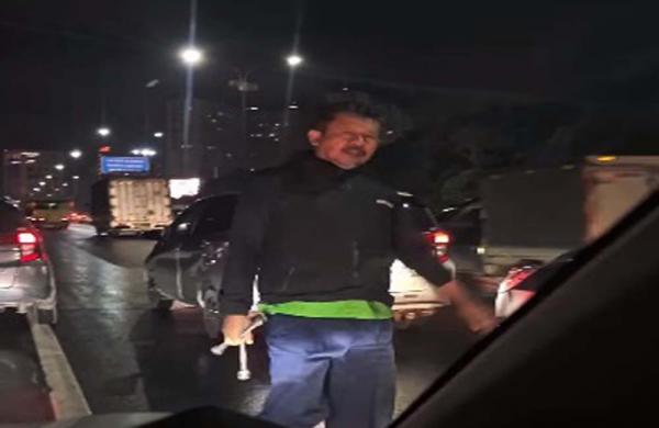 Viral Video Sopir Taksi Online Ngamuk dan Rusak Mobil Pengendara Lain di Tol JORR Pondok Pinang