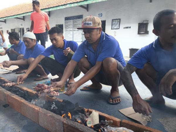 Obati Rindu Keluarga, Ratusan Napi Lapas Banyuwangi Nyate Bareng di Dalam Penjara