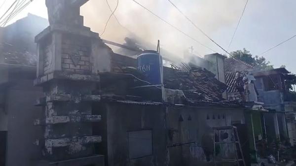 HP Meledak Saat Dicas di Atas Kasur, Rumah di Mojokerto Hangus Terbakar