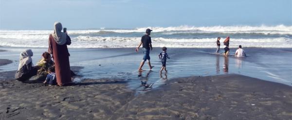 Libur Idul Adha di Pantai APRA Cianjur Selatan Lebih Tenang, Wisatawan Nikmati Suasana Santai