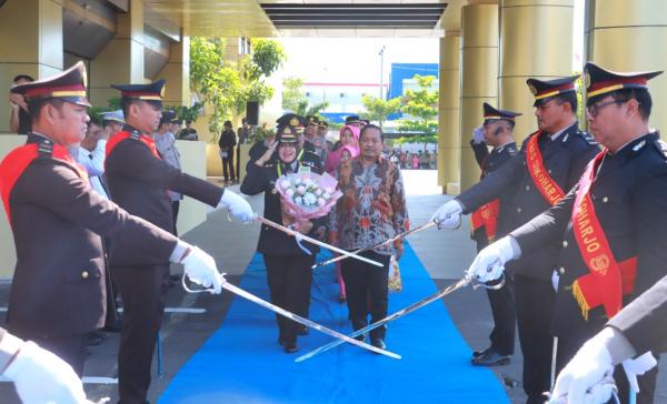 Pedang Pora Iringi Pelepasan Purna Tugas Wakapolres Sukoharjo