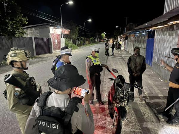 Patroli Gabungan di Nabire, Satgas Ops Damai Cartenz 2026 Amankan Senjata Tajam