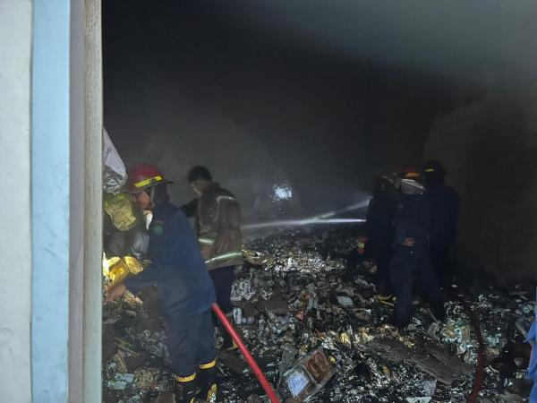 Gudang Distributor Makanan di SiRIE Sidoarjo Terbakar saat Subuh, Damkar Kerahkan Lima Unit PMK
