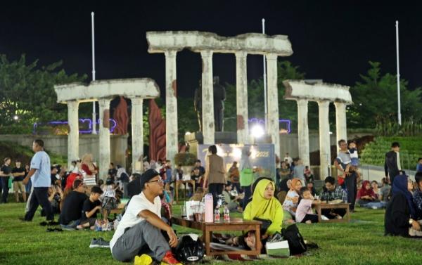 Tugu Pahlawan Jadi Pusat Hiburan Rakyat, Senja Budaya 2026 Tawarkan Suasana Cangkrukan Unik
