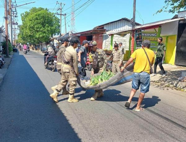 Satpol PP Tertibkan PKL di Kawasan Belakang Eratex, 4 Pedagang Dipindahkan