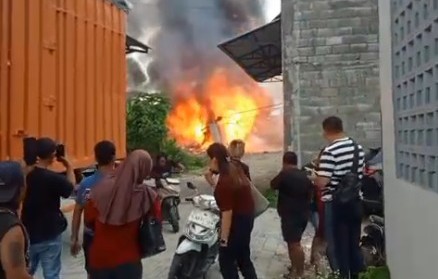 Panik! Gudang Penyimpanan Kayu di Sidoarjo Terbakar, 5 Mobil Damkar Diterjunkan