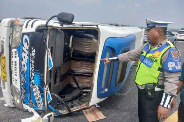 Tragis! Elf Rombongan Pengantin Kecelakan di Tol Jombang-Mojokerto, 10 Orang Luka