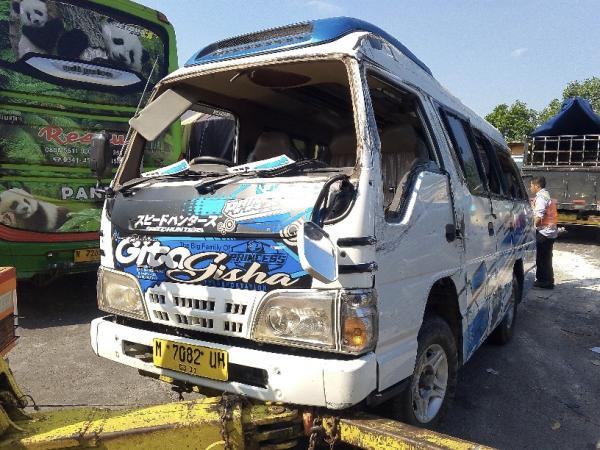Detik-Detik Elf Rombongan Pengantin Terguling di Tol Jombang-Mojokerto, 10 Orang Luka Parah