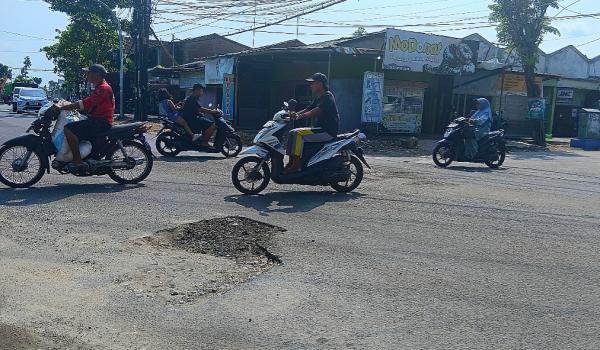 Waspada! Bekas Perbaikan Pipa PDAM Bojonegoro Sisakan Lubang di Perempatan Ngumpakdalem