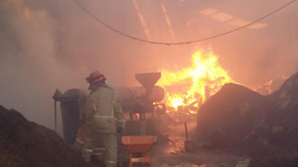 Pabrik Serbuk di Jombang Hangus Terbakar, Kobaran Api Ketahui Pengendara Motor