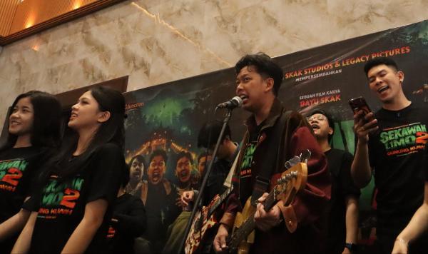 Suasana Pecah! Intip Kemeriahan Bayu Skak Cs Sapa Penggemar Bioskop di Surabaya