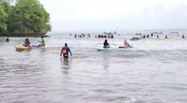 Libur Panjang Diserbu Wisatawan, Paddle Board Jadi Primadona Baru di Pantai Pangandaran
