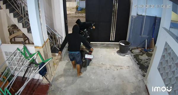 Komplotan Maling Satroni Kos-kosan di Jombang, Terekam CCTV Gasak 2 Sepeda Motor