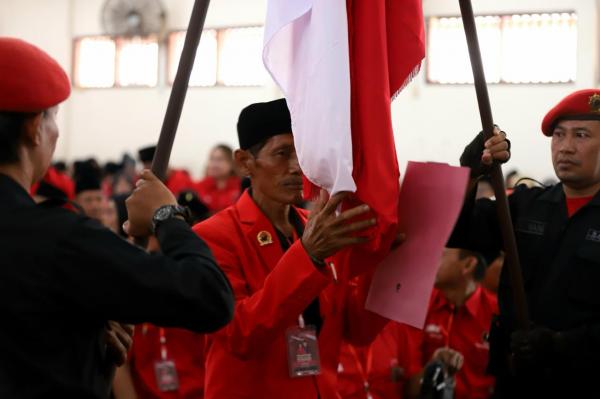 Cium Merah Putih dan Bagikan Pohon Sukun, Cara Unik PDI Perjuangan Tuban Lantik 206 Pengurus PAC