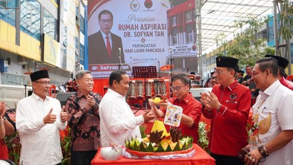 Resmikan Rumah Aspirasi, Sofyan Tan Garansi Beasiswa bagi Warga Kurang Mampu