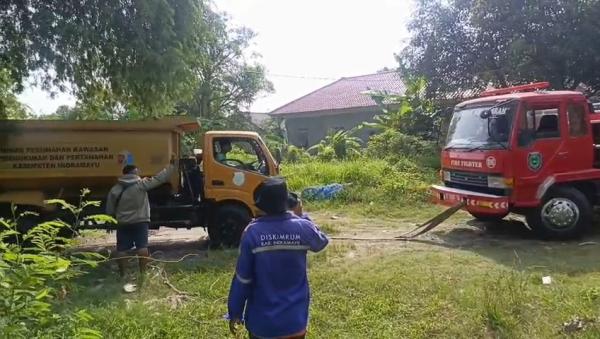 Ban Selip hingga Masuk Selokan di Sindang, Petugas Damkar Indramayu Evakuasi Mobil Milik PUPR