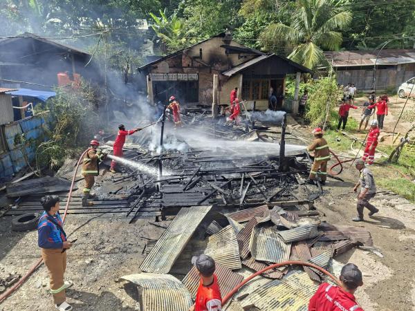 Diduga Akibat Kebocoran LPG, Warung Penjual BBM di Samboja Barat Terbakar