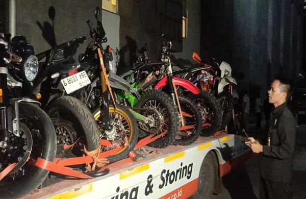 KPK Boyong Belasan Motor Sport, Mobil Mewah, dan Emas Hasil OTT Imigrasi Jakarta Barat