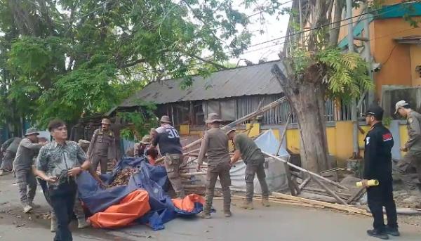 Tim Gabungan Bongkar Bangunan Liar di Atas Saluran Air Pasar Blok F Ciwaduk Cilegon