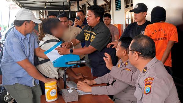 Keluarga Korban Mengamuk Serang Dua Tersangka, Konferensi Pers Pembunuhan Sekuriti Hotel Memanas