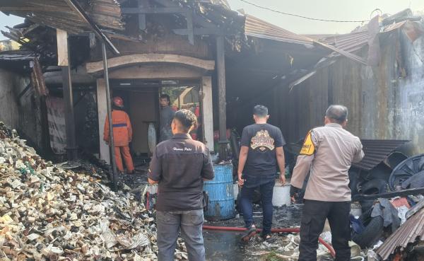 Gudang Rongsokan Elektronik di Balongbendo Terbakar, Diduga Akibat Korsleting Listrik