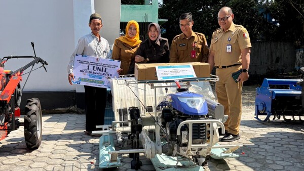 Diserahkan Wabup Nurul, Delapan Poktan dan Gapoktan di Bojonegoro Terima Bantuan Alsintan