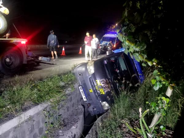 Sopir Ngantuk, Pikap Muatan Kayu Kecelakaan Masuk Sungai di Jombang