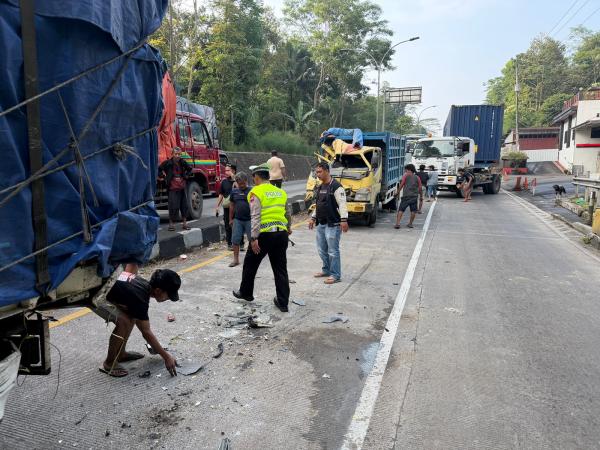 Truk Fuso Tabrak Belakang Tronton Parkir di JLS Salatiga, Sopir Luka Ringan