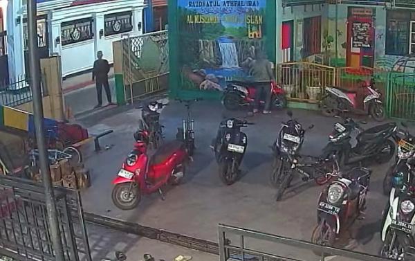 Terekam CCTV Dua Pria Curi Motor Jamaah Masjid Saat Korban Tengah Shalat Magrib