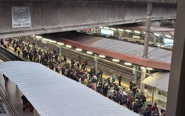 Imbas Kebakaran di Dekat Rel, KRL Rute Tanah Abang-Duri dan Menuju Manggarai Alami Keterlambatan