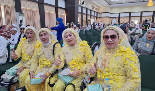 Jemaah Haji Gowa Pulang dengan Busana Bling-Bling, Kilau Emas Jadi Perhatian di Debarkasi Makassar