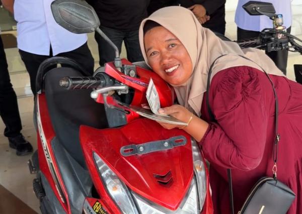 Momen Haru Korban Curanmor Peluk Motor yang Hilang usai Ditemukan Ditreskrimum Polda Jateng