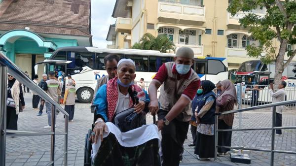 393 Jemaah Haji Kloter 3 Lombok Barat Pulang Selamat, Bupati Ungkap Rasa Syukur