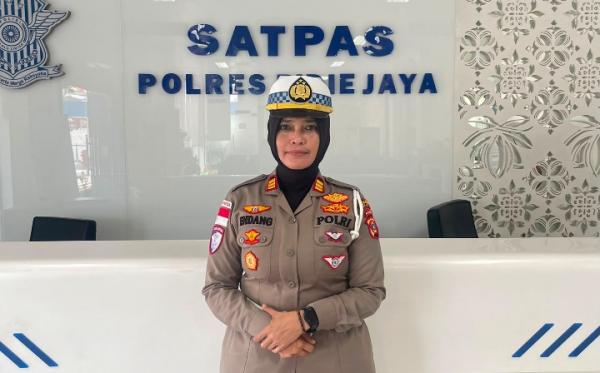 Cegah Kecelakaan Akibat Ternak Berkeliaran, Satlantas Pidie Jaya Pasang Rambu di Jalur Rawan