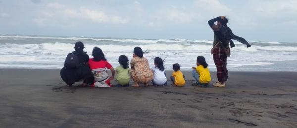 Terpikat Pesona Pantai APRA, Wisatawan Betah Berlama-lama Menikmati Gemuruh Ombak Cianjur Selatan