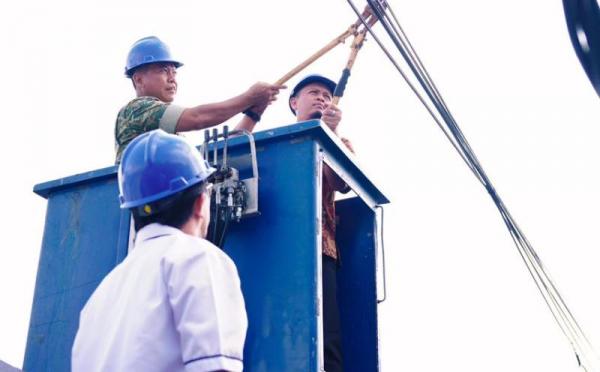 Rusak Estetika dan Bahayakan Warga, Pemkot Pekanbaru Tertibkan Kabel Fiber Optik