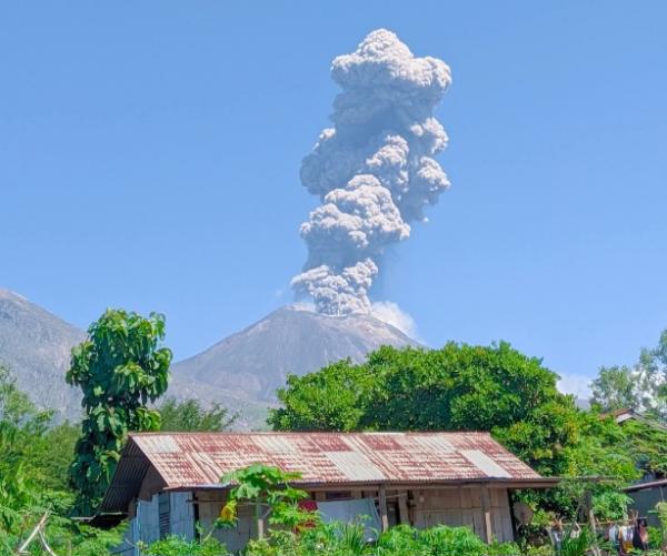 Gunung Lewotobi Laki-Laki Kembali Meletus, Kolom Abu Capai 2.000 Meter dan Disertai Hujan Pasir