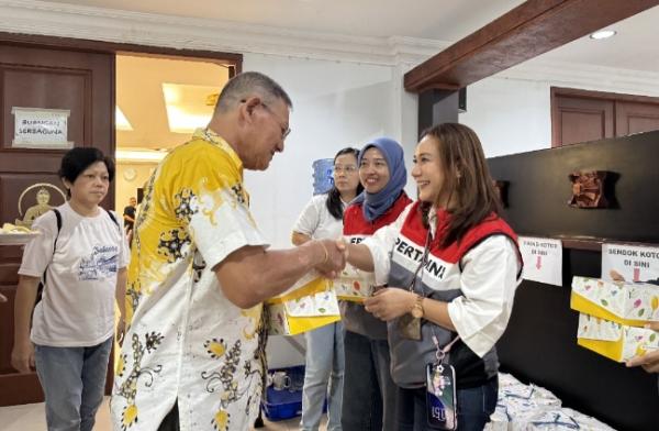 Tak Hanya Rayakan Waisak, Pertamina Bikin Kejutan dengan Bagikan 200 Sembako di Surabaya