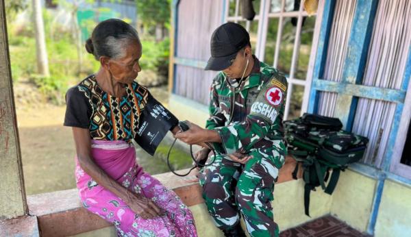 Satgas Pamtas Pos Baen Gelar Pelayanan Kesehatan Gratis dari Rumah ke Rumah di Desa Nainaban
