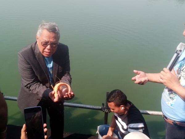 Tebar Ikan di Situ Bungur, Benyamin Davnie Dapat Jas Almarhum Artis Vidi Aldiano