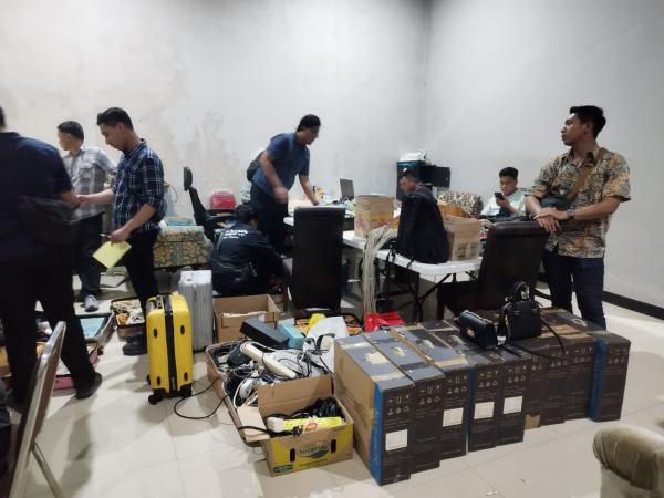 Imigrasi Bongkar Sindikat Love Scamming di Semarang, 4 WN China Ditangkap dan Ratusan HP Disita