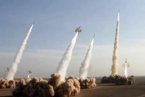 Iran Luncurkan 3 Gelombang Rudal ke Israel, Harga Minyak Kembali Naik