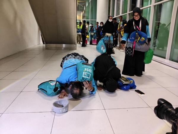 Jamaah Haji Kloter 1 Debarkasi Balikpapan Sujud Syukur Usai Tiba dari Tanah Suci