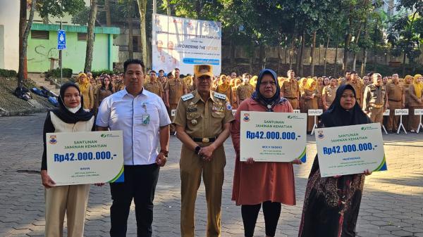 Meninggal karena Sakit, Ahli Waris Petugas Sampah Diberi Santunan BPJS oleh Wali Kota