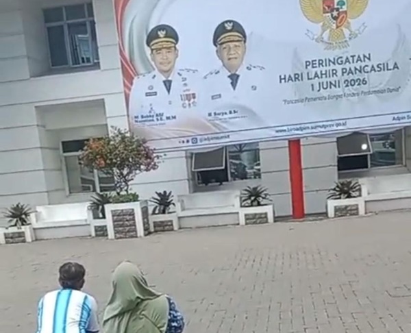 Viral Ibu Bersujud di Depan Baliho Bobby, Gubernur Ungkap Penyebab Sebenarnya