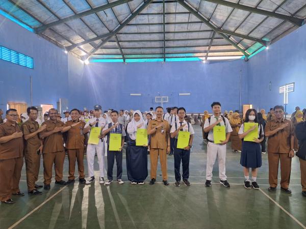 Disdikbud Karawang Beri Penghargaan Siswa dan Sekolah Terbaik Hasil TKA 2026