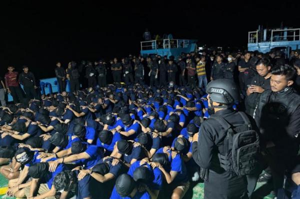 Dikawal Ketat Brimob Bersenjata, Ini Penampakan 134 Napi High Risk Dipindahkan ke Nusakambangan